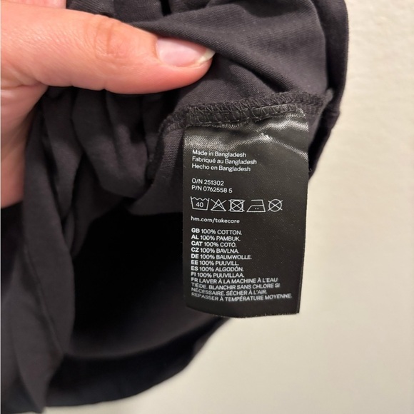 H+M Graphic Tee, AC/DC Back in Black Tour Shirt, size XS - Picture 5 of 5